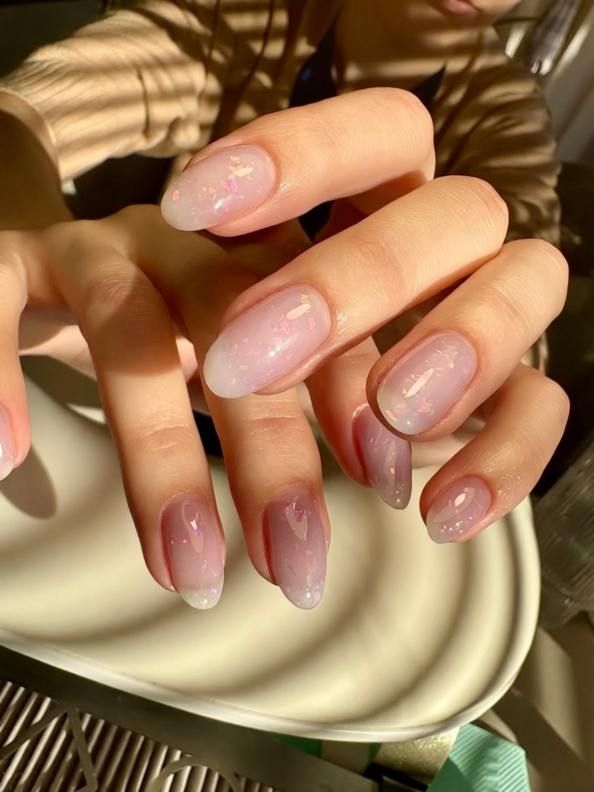Manicure w odcieniu nude wykonany w AURA